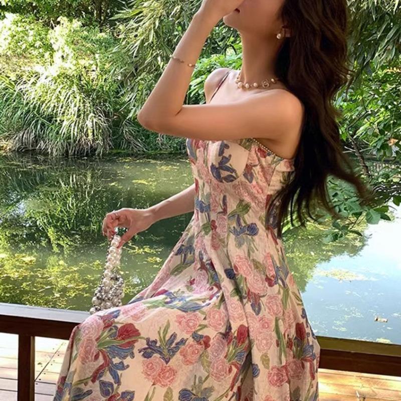 Vestido de mujer francés con cuello halter floral y suave estilo veraniego, vestido largo de alta gama con un toque de estilo.
