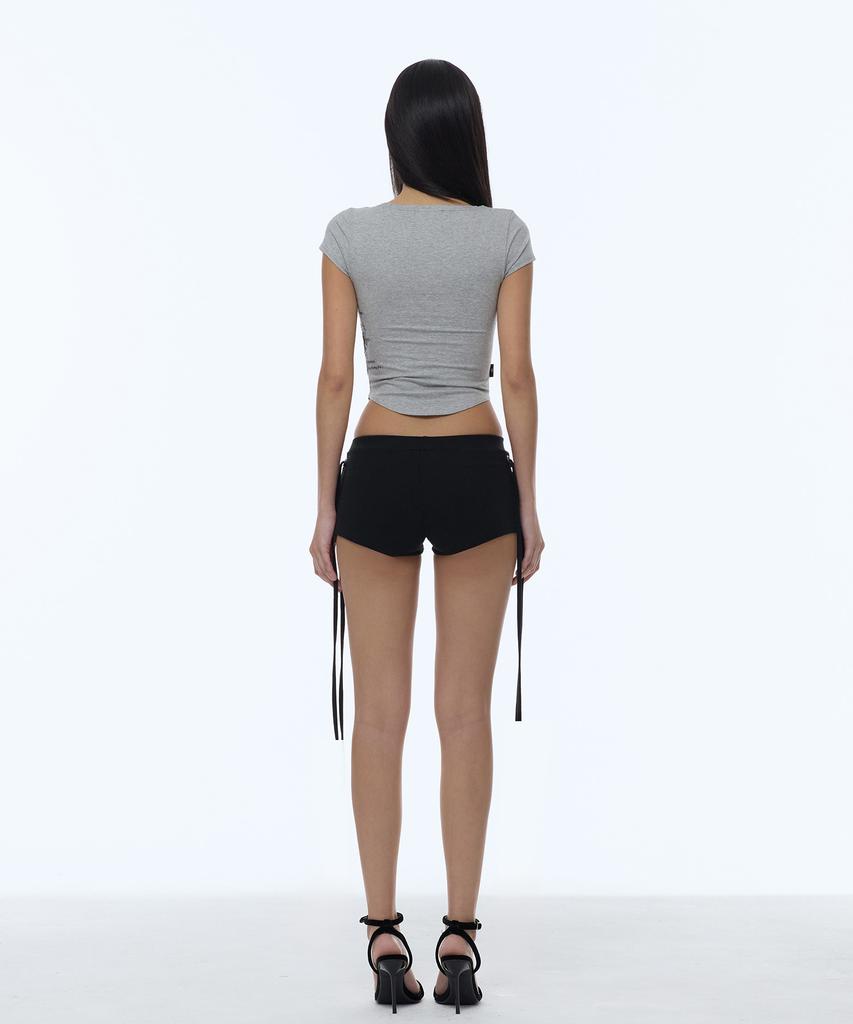 Gillaakaibeu Lace Cross Patched Button Crop T-Shirts_Grey