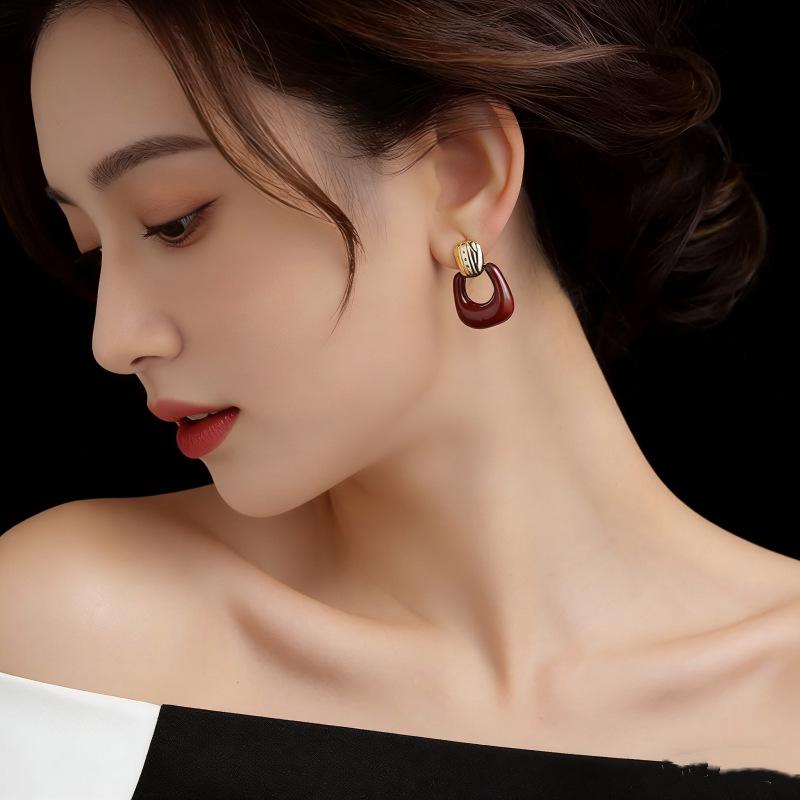 Gold Irregular Wine Red Circle Earrings for Women - Retro Hong Kong Style, High-End Light Luxury Stud Accessories
