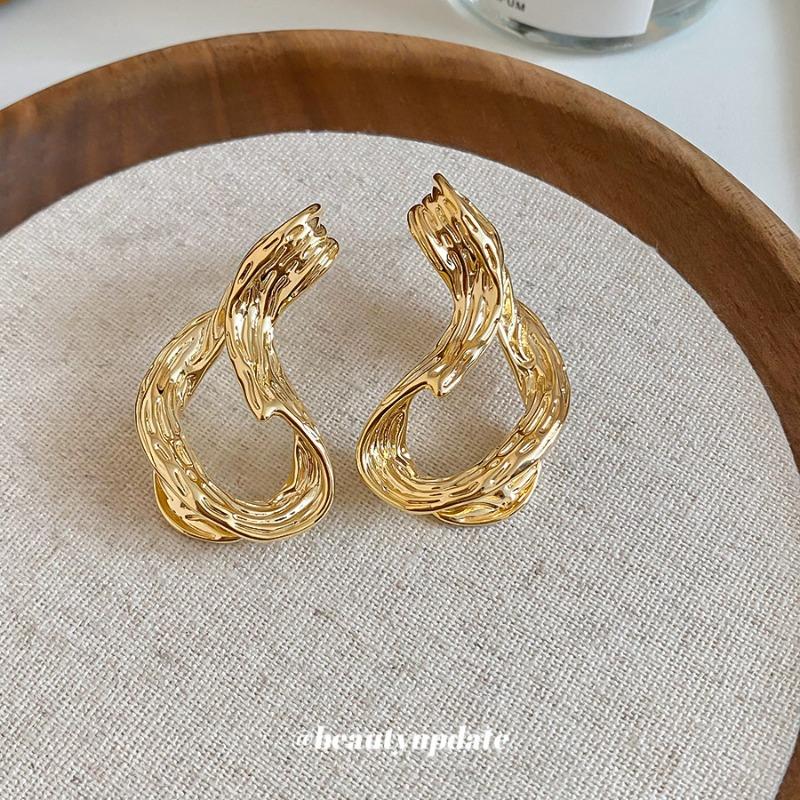Silver Needle Twisted Geometric Texture Metal Stud Earrings Women's Exquisite Fashion Versatile Earrings Premium Earrings Wholesale