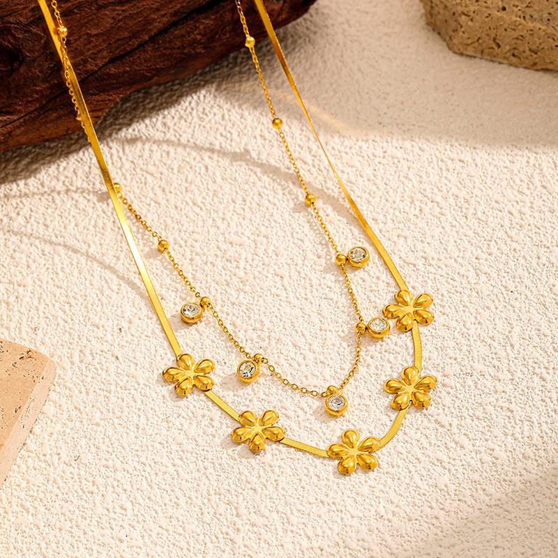 European and American light luxury flowers are stacked with titanium steel necklaces, and gold stainless steel sweater chains do not fade. Advanced
