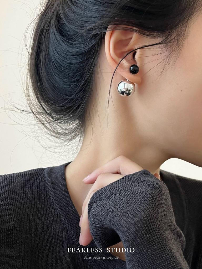 Black and silver contrasting geometric black agate double ball metal ball earrings S925 silver needle two stud earrings