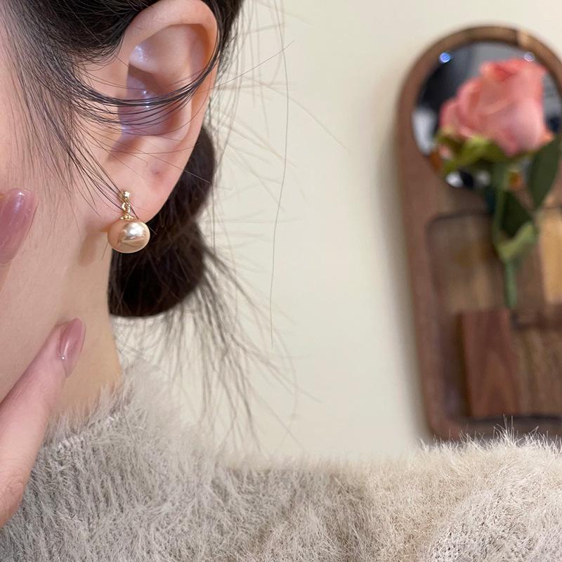 Elegant Champagne Pearl Stud Earrings: Light Luxury, Versatile & Stylish Niche Design