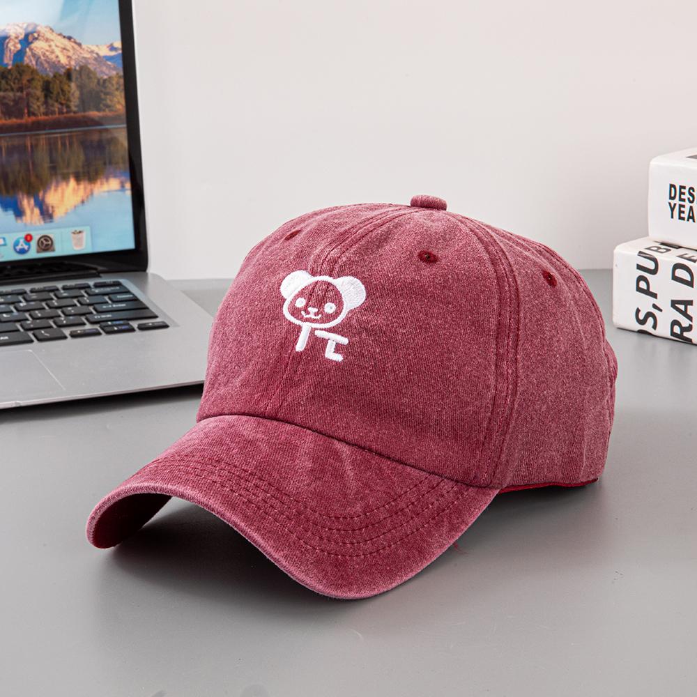 A cute embroidered little bear baseball cap for ladies, suitable for outdoor sports, travel and beach hats. Breathable and fashi