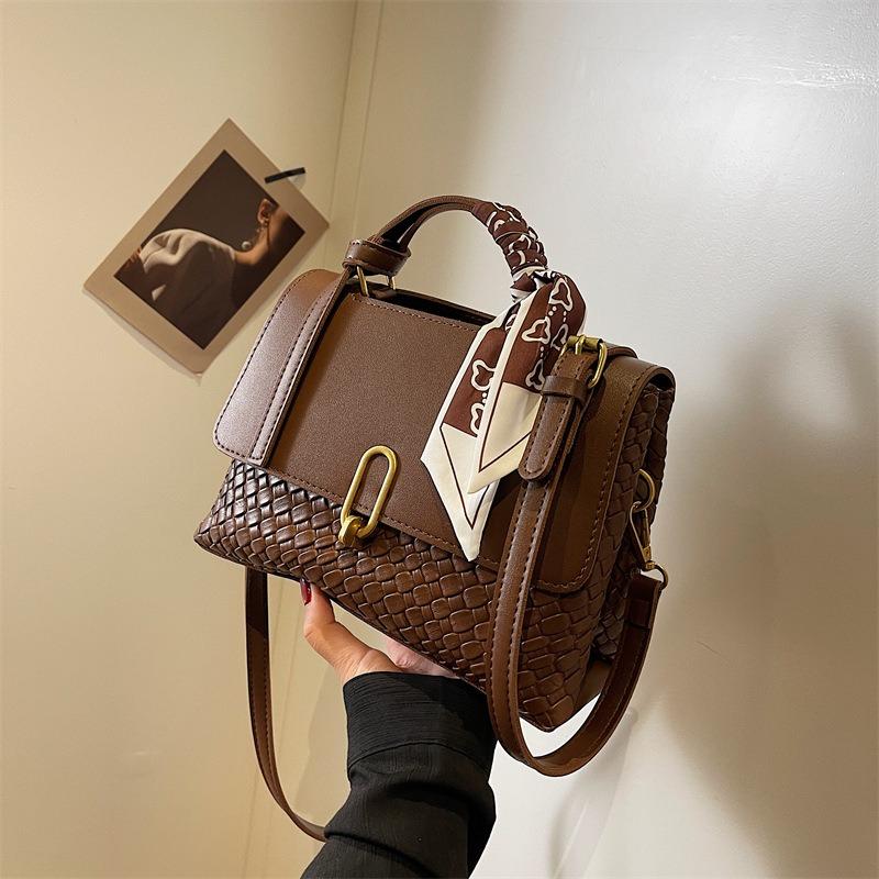 Today's Popular Small Bags for Women's Autumn Versatile New Retro Shoulder Messenger Bag Textured Portable Small Square Bag