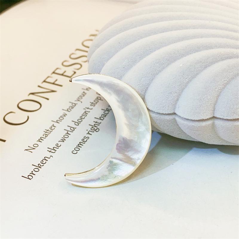 Elegante Spilla a Forma di Luna in Conchiglia Naturale – Spilla Stile Retrò per il Colletto da Donna