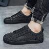 Moda 2025 Nowe Wiosenne Męskie Casualowe Płaskie Buty Boardowe z Nitami Modny Trend Wygodne Lekkie Antypoślizgowe Sznurowane Sneakersy