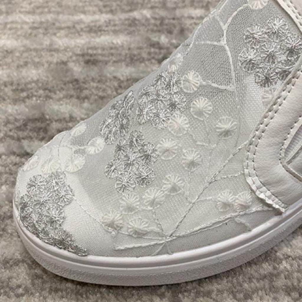 Jaro a léto Nové vnitřní Vyvýšené Malé Bílé Boty Duté Vyšívané Prodyšné Dámské Boty Síťované Boty Běžné Single Boty