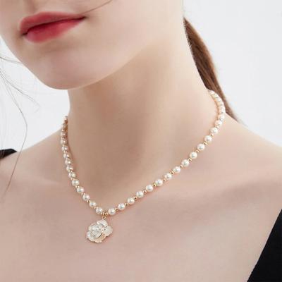 Damen Mädchen Faux Kamelien Halskette Blume mit Weißer Perlenanhänger Temperament Aufmachen Perlen Faux Perle