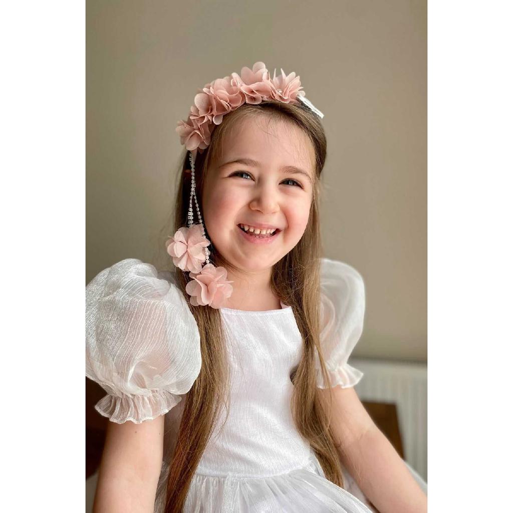 Losos jednostranný závěsný motýl a květinová koruna