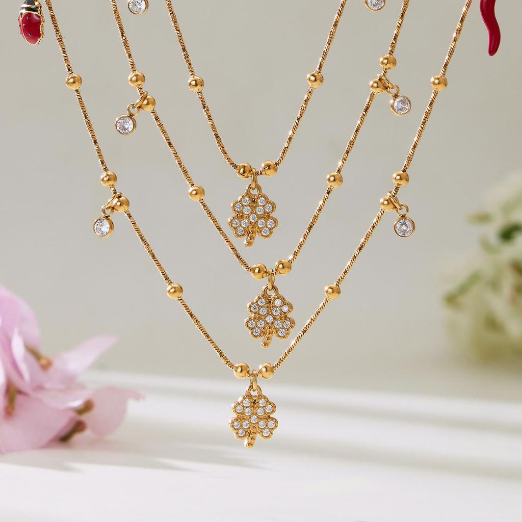 Pulseira com Pingente de Trevo em Aço Inoxidável Banhado a Ouro 18K com Zircônia, Corrente Cobra e Contas