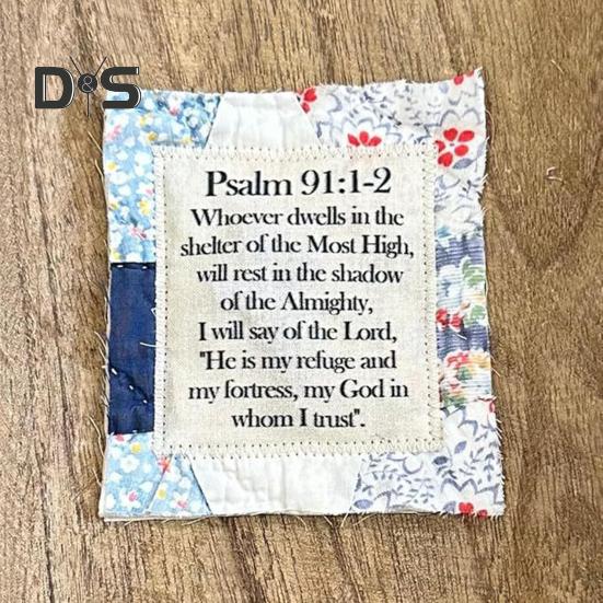 Mini colcha de oración vintage con un dispositivo de madera en su interior, hecha a mano, con bolsillos, cuadrados, regalo religioso para amigos cristianos.