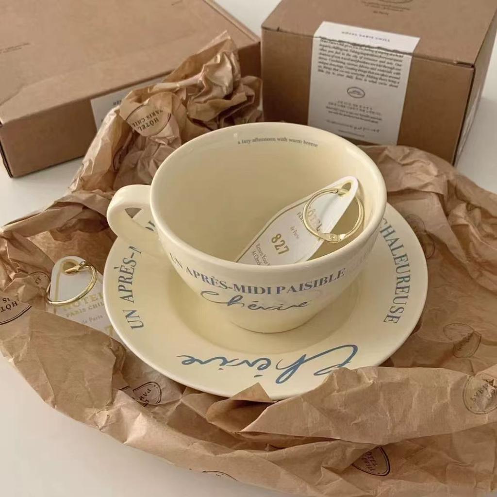 Korejský Ins styl Francouzský Retro Hrneček Červená Linka Písmeno Keramický Šálek na kávu+podšálek Bílý Hrneček na mléko Minimalistická Sada Dárek k narozeninám