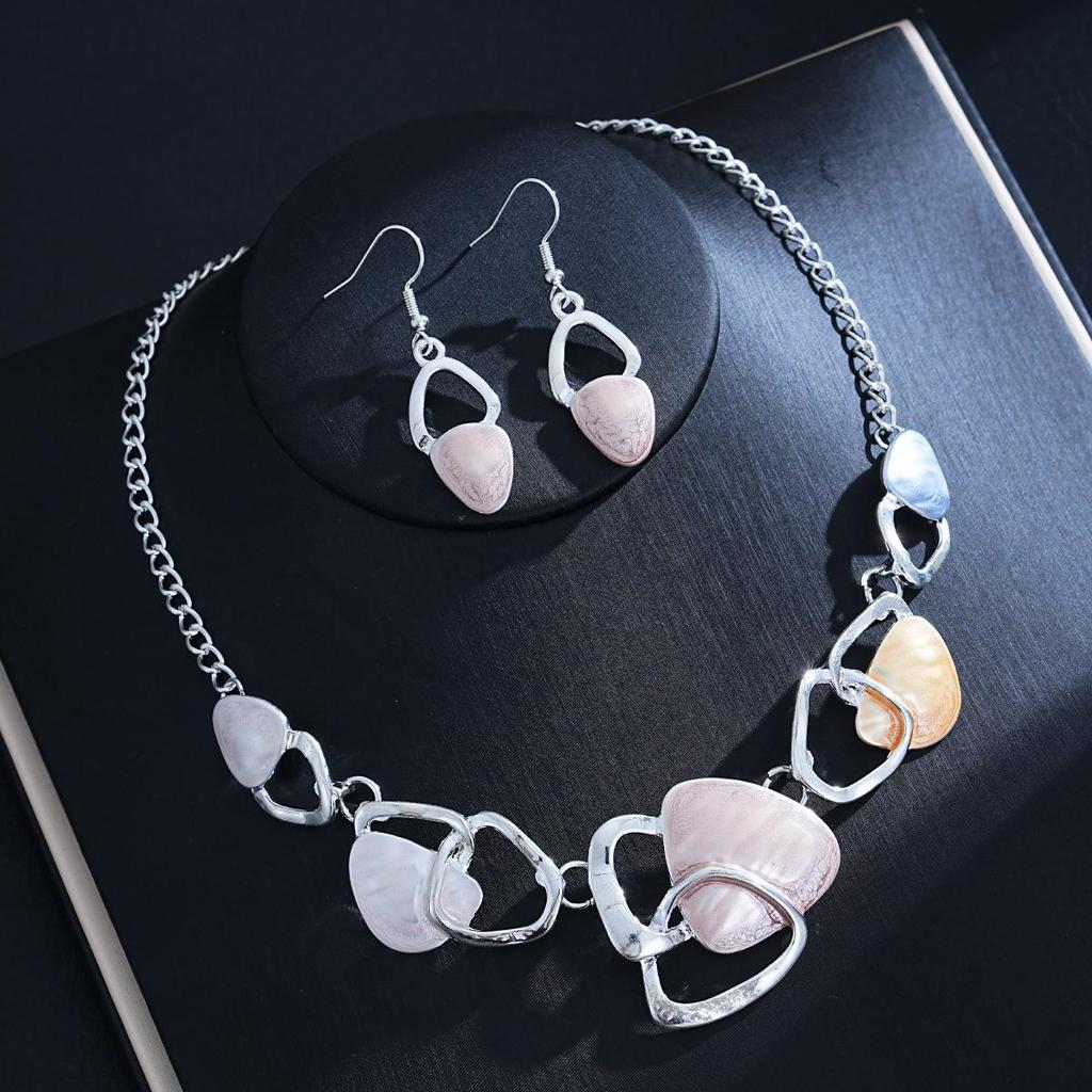 European & American Retro Style Luxury Necklace and Earring Set with Irregular Design Clavicle Chain