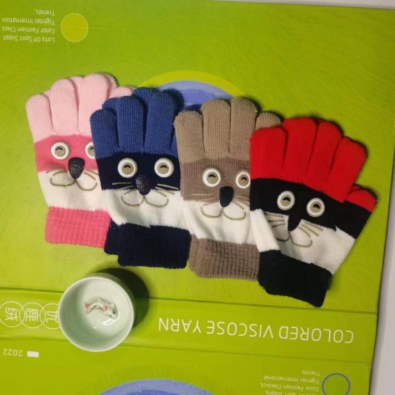 New children's gloves winter cute cartoon warm thickened warm baby gloves 2-7 years old student five-fingered hands