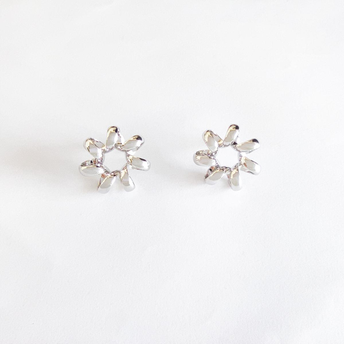 

Telephone line earrings women s ins cold wind niche design sense simple circle earrings round face thin new