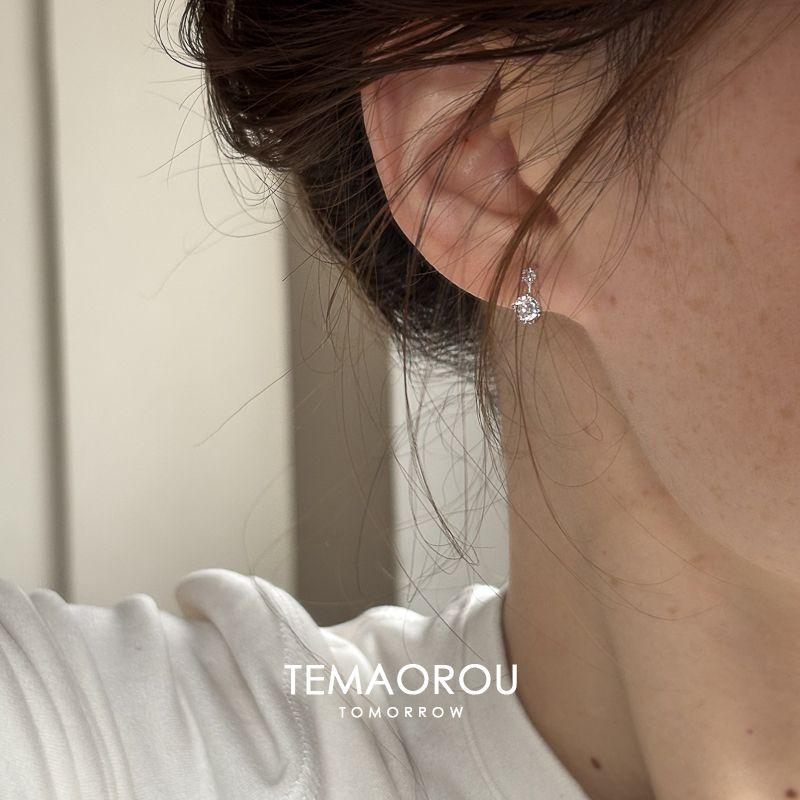 

Flash Zircon Silver Ear Buckle Women s Korean Series Light Luxury Versitile Fashion Temperament Ear Studs Ear Piercing One pair of silver flash drill ear buckles