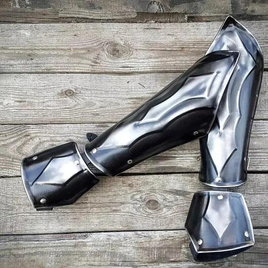 LARP Paar geschwärzte Stahlarmschienen Larp Rüstung Schützende Handgelenkschützer für Krieger Ritterrüstung Stahlarmschienen für Cosplay
