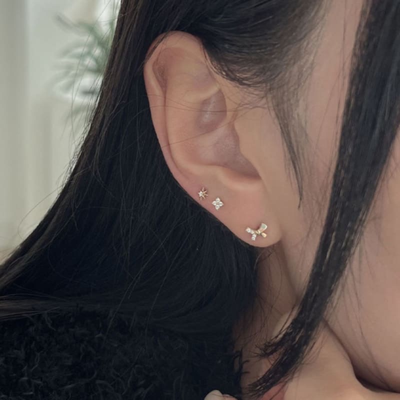 youngglow 14k half cubic ribbon piercing