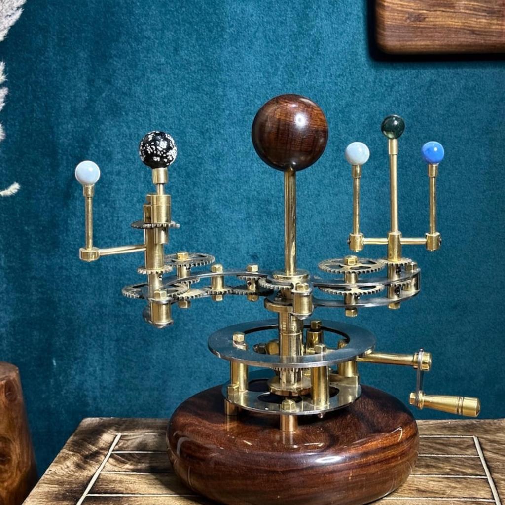 Orrery, Luksusowy Element Dekoracyjny Domu, Model Układu Słonecznego, Idealny Prezent dla Męża, Eleganckie Funkcjonalne Dzieło Sztuki Dekoracyjnej