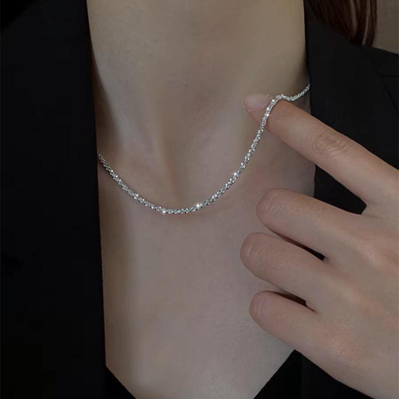 Трендовый летний чокер из титановой стали 2025: Женское не тускнеющее роскошное нишевое ожерелье.