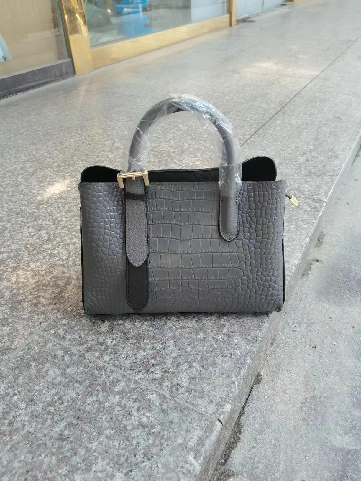 

2025 new large-capacity leather handbag trendy fashion atmosphere business women messenger bag 30*10*21cm сірий колір