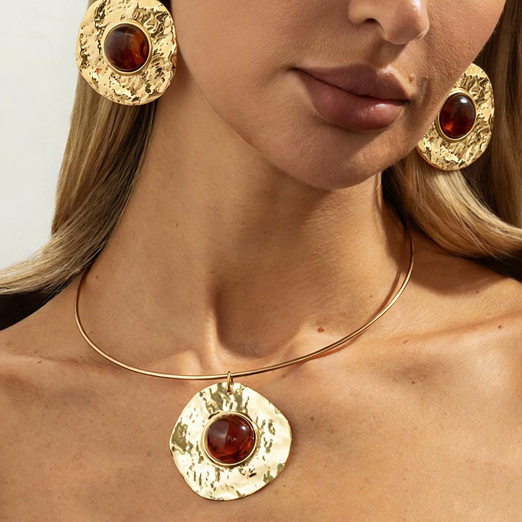 Fashion Style Metal Round Pleated Pendant Collar, Light Luxury Resin Gemstone Choker Necklace.