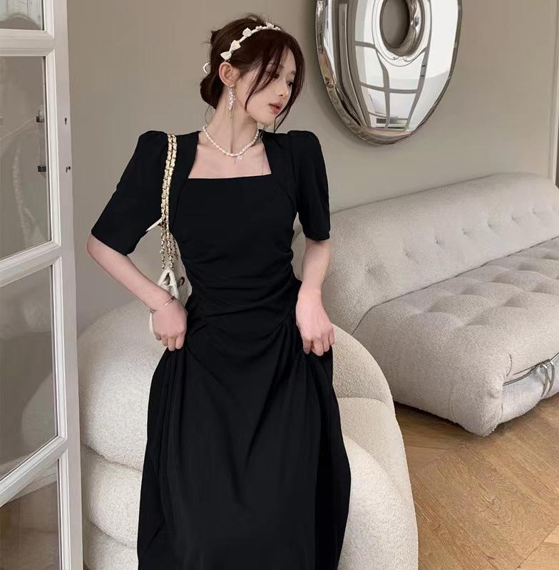 French temperament, Hepburn-style little black dress, niche design, waist-cinching slimming square neckline, pure desire, sweet and spicy dress for