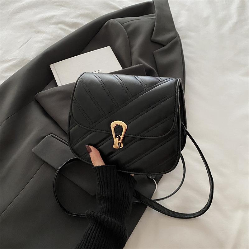 2025 Winter New Xiaoxiangfeng Light Luxury Diamond Square Bag Personalized High Value Niche Design Shoulder Messenger Bag