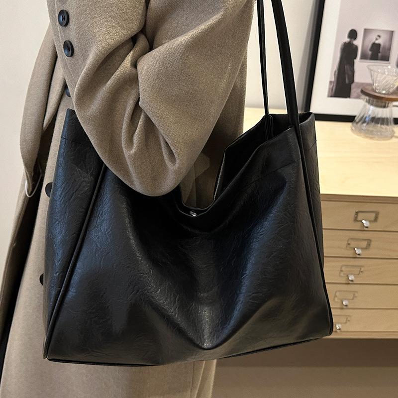 Large Capacity Bag for Women In Winter New Retro Casual Texture Soft Face Commuting Fashion One-shoulder Tote Bag for Women