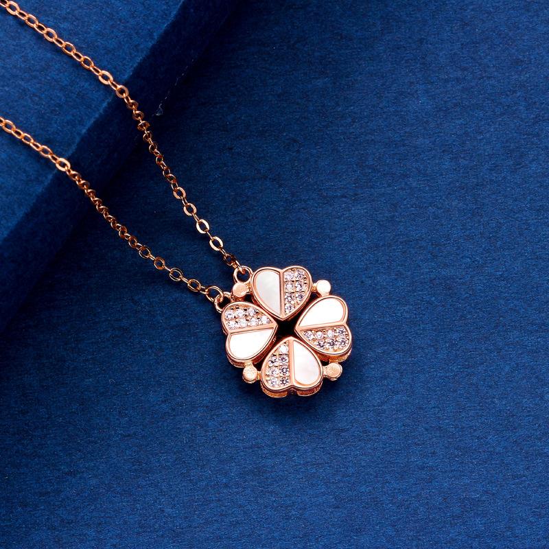 Un Collier Printemps Quatre Feuilles Cœur à Cœur pour Femme Double Port Version Coréenne Chaîne Tendance Amour Pliable Clavicule Qualité