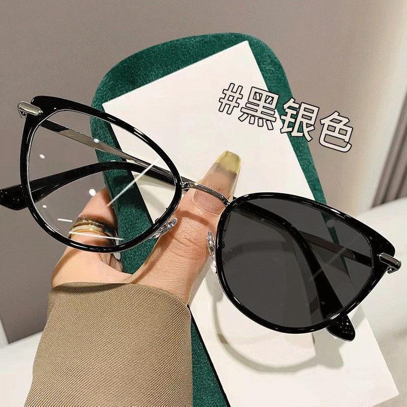 New Retro Cat Eye Color-Changing Glasses Myopia Men And Women Light Luxury High-End Glasses Anti-Blue Light Small Frame Frame