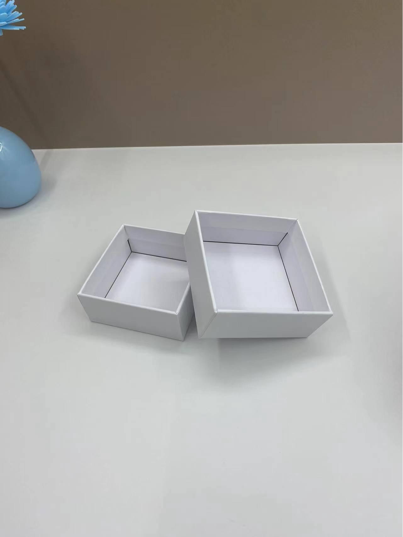 

Белая подарочная коробка для сережек, колец и подвесок