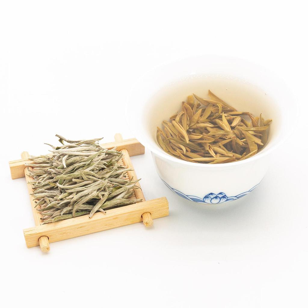 Bílý čaj Fuding BaiHao YinZhen stříbrná jehla 2. třídy