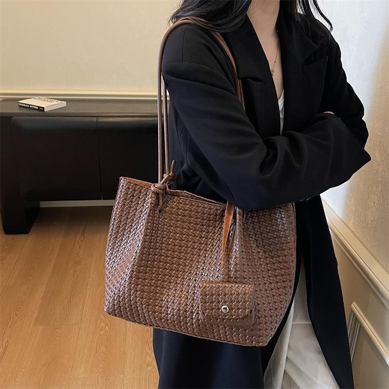 Large Capacity Bag Women's Autumn and Winter 2025 New Versatile Retro Shoulder Bag Casual Premium Texture Commuter Tote Bag