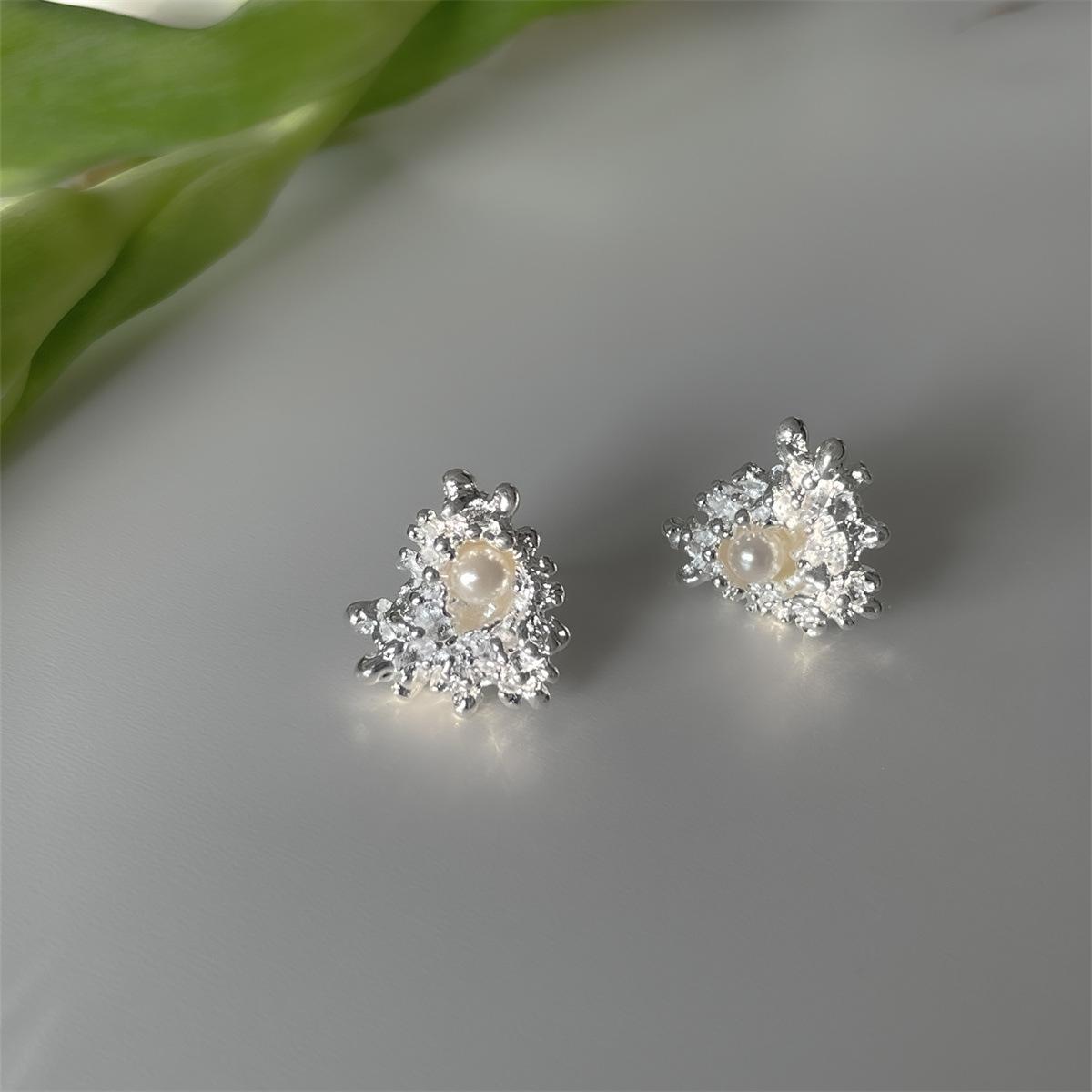 

Irregular flower pearl stud earrings ins personalized niche design 925 silver needle temperament earrings fashionable new 2025 925 silver needles