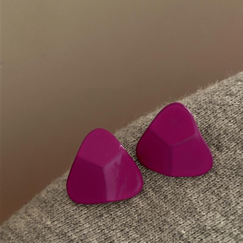 Rose red triangular stud earrings, simple and sweet, personalized design earrings, fashionable sweet and cool style earrings, women