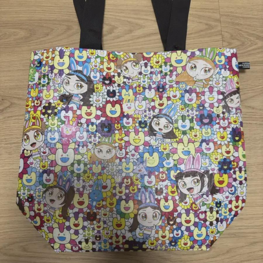 

Мы продаем многоразовые сумки Newjeans Murakami Takashi.