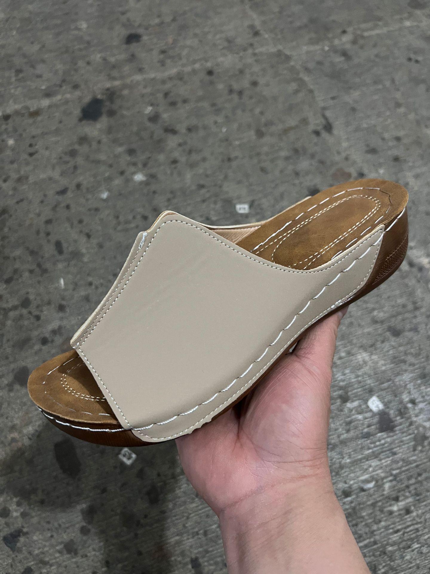 

Новые импортные тапочки на каблуке с уклоном женские сандалии с толстой подошвой повседневные и легкие большие размеры 43