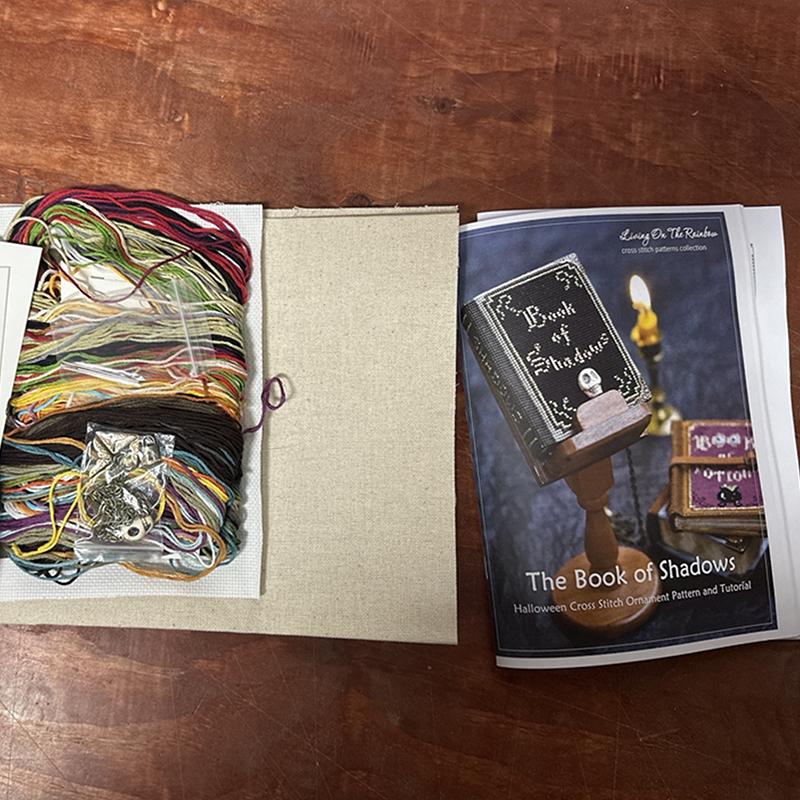 Book Of Shadows Halloween Stitch Along Kit Materiál Balení Gothic Crossing Stitched Book Halloweenská vyšívací sada pro dospělé