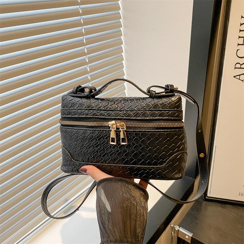 

Solid color woven box storage small square bag, new summer trend commuting portable shoulder messenger bag