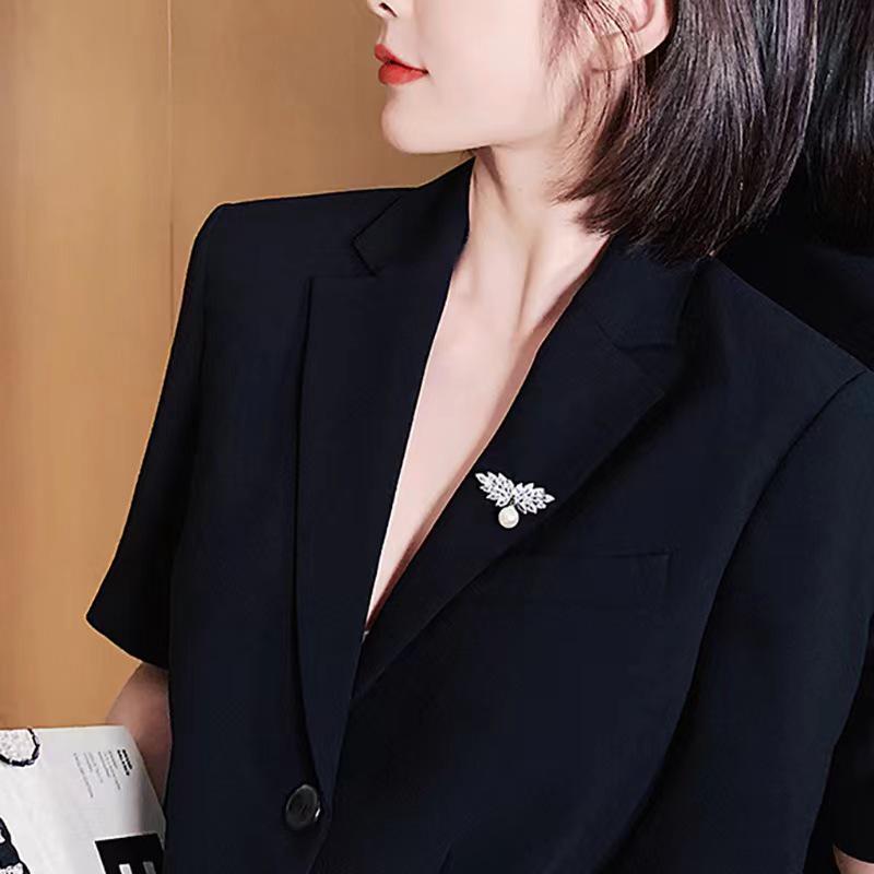 Exquisite Retro European & American Style Brooch: Unique Vintage Fashion Pin for Women - Elegant Oil Drop Design.