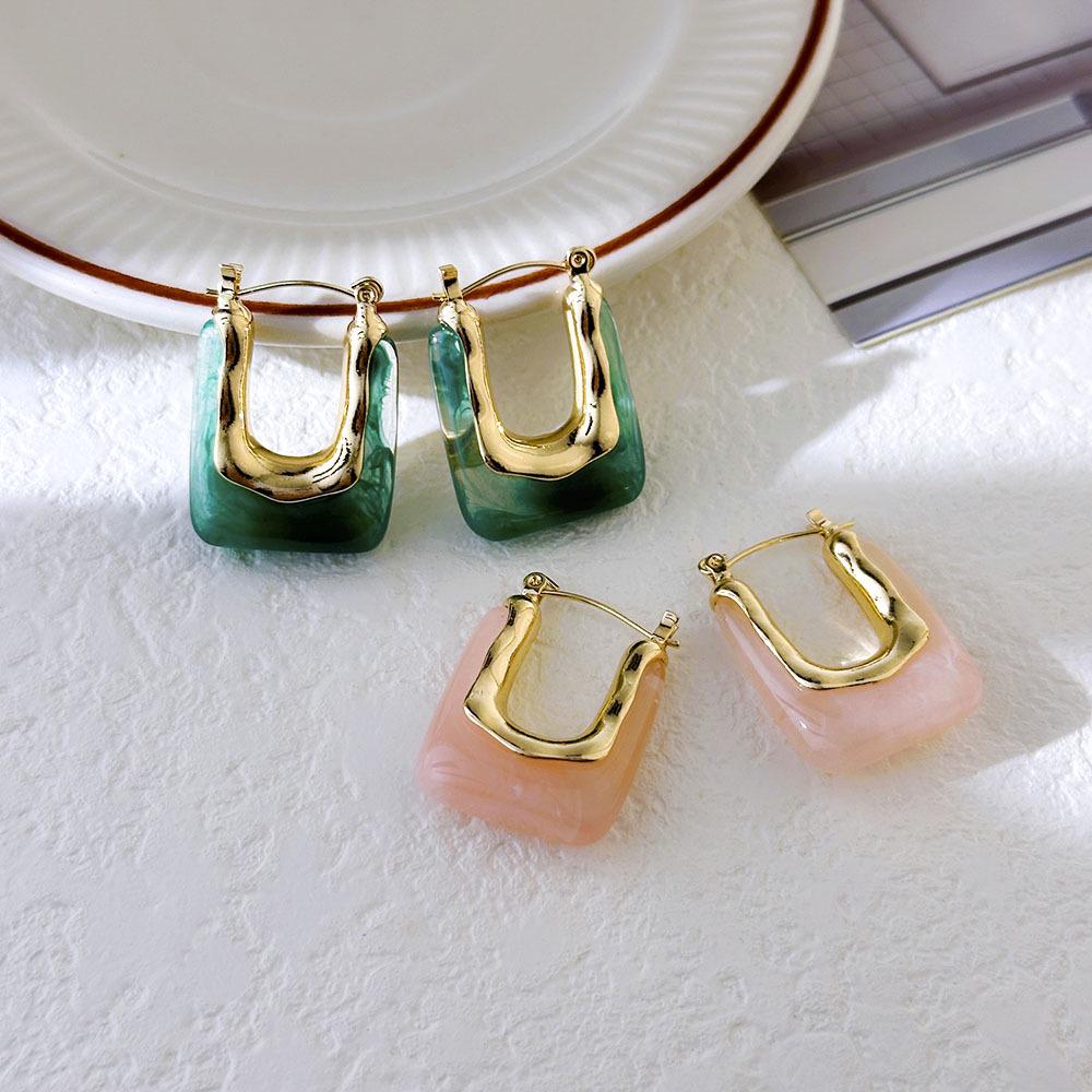 Hong Kong Style Retro U-Shaped Earrings: Elegant, Simple Design, Fashionable Light Luxury for Women