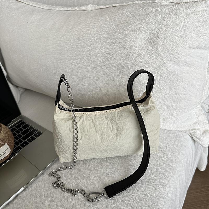 

Autumn new leisure sports fitness large capacity fresh convenient commuting messenger chain underarm shoulder bag білий