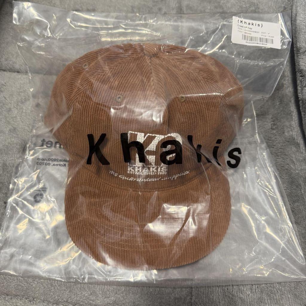 [USED] Chaewon wears a brown corduroy cap in khakis.