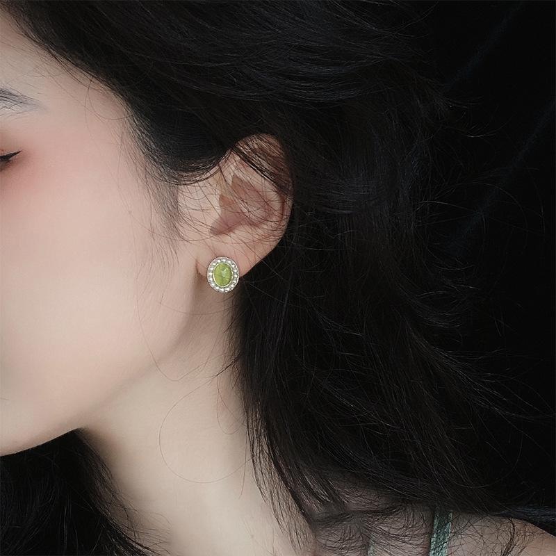 """Florence"" Vintage Perlen- und grüner Katzenaugenstein Ohrclips - Elegante, vielseitige Ohrringe für Frauen ohne durchstochene Ohren"