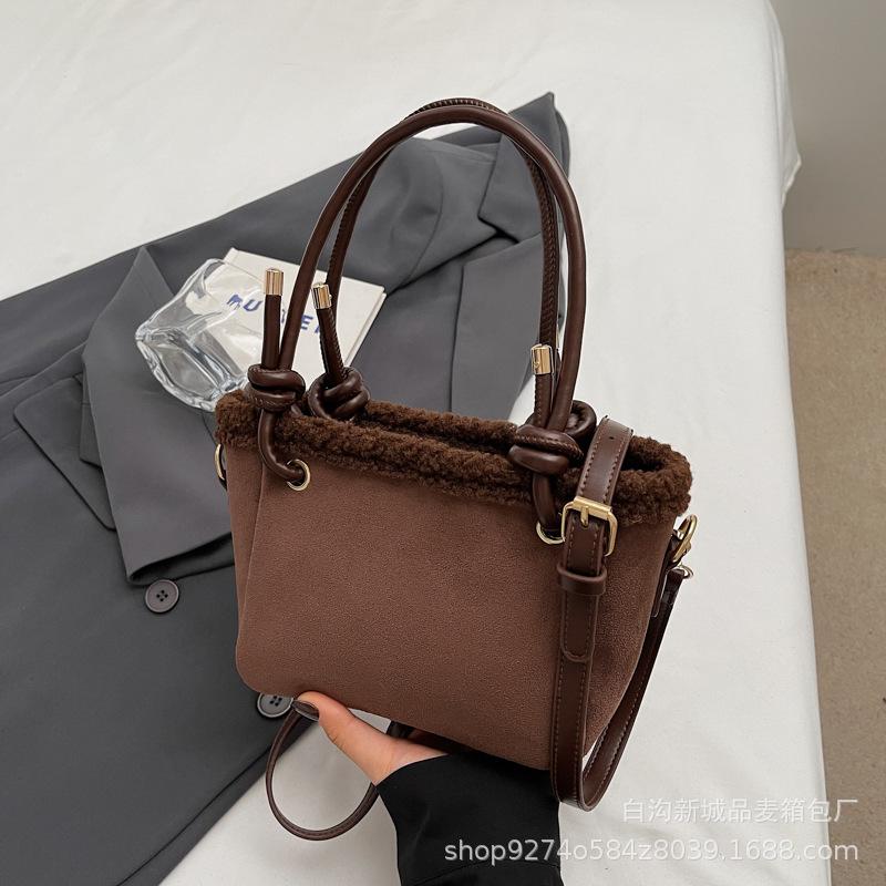 

Retro autumn and winter plush bag women s 2025 new fashion trend niche commuter tote versatile shoulder bucket bag темно-коричневого кольору