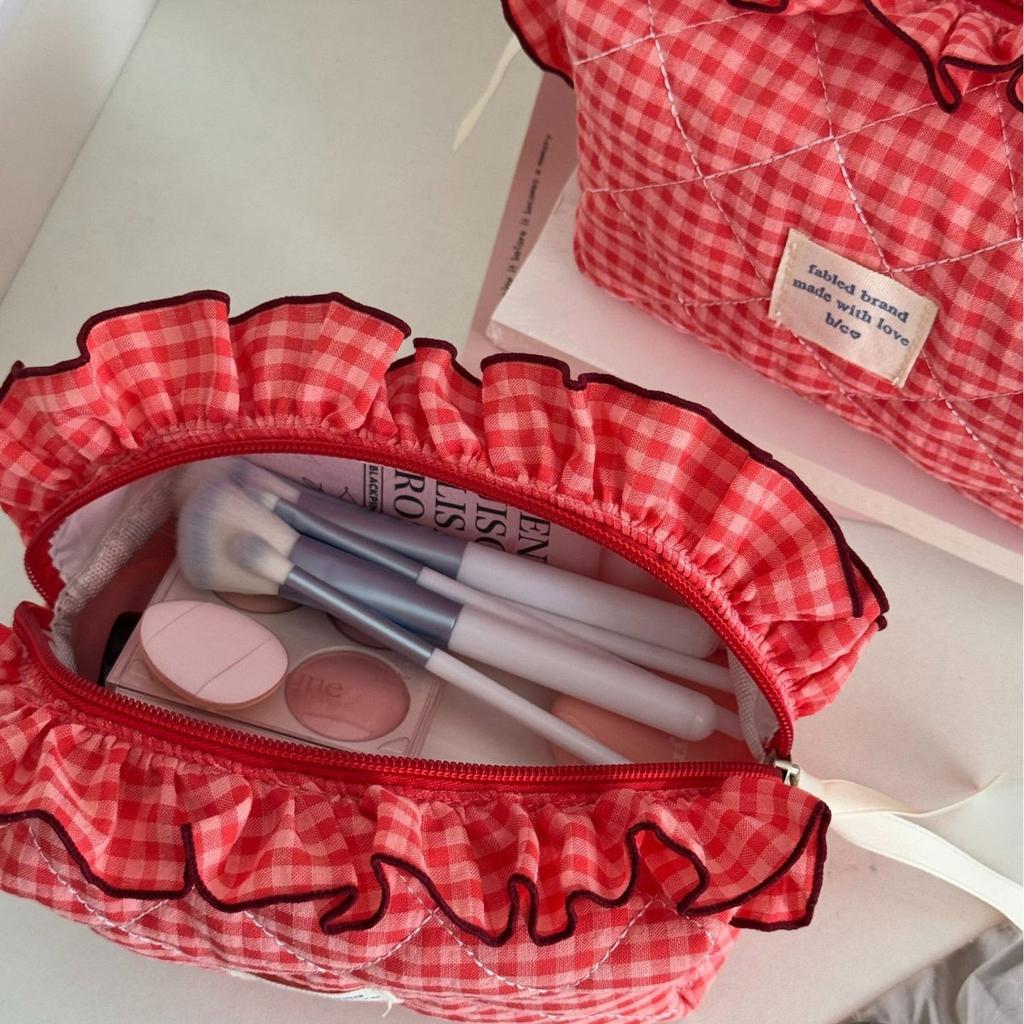 Portable Makeup Bag with Large Capacity, Eyebrow Pencil Storage Bag, Berry-colored Lace Cosmetic Bag, High Aesthetic Value for T