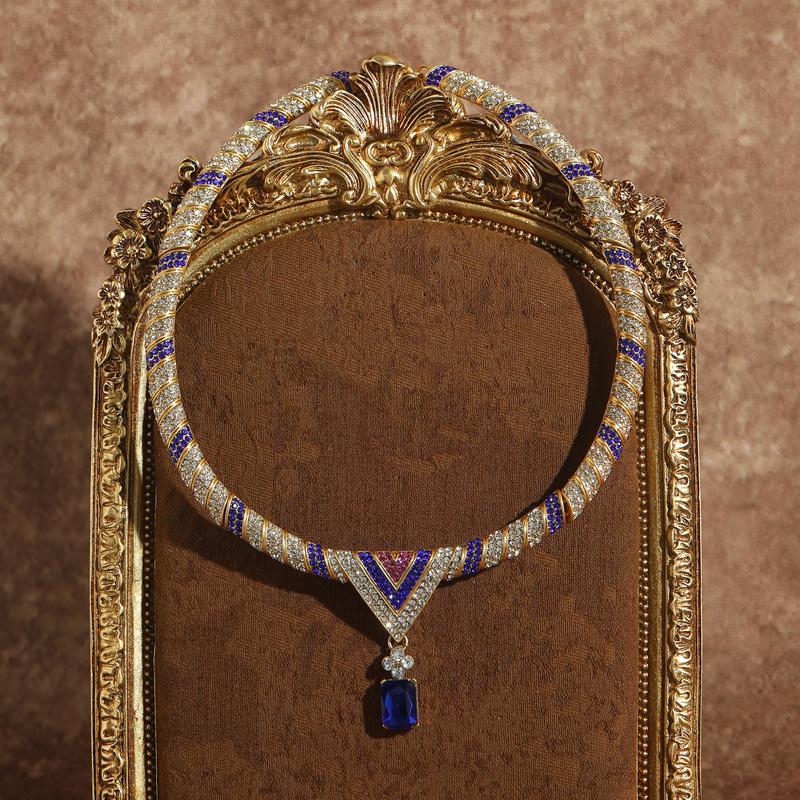 Vintage Kék Cirkónia Medálos Nyaklánc Arany Színű Choker Gallér Női Strassz Esküvői Kiegészítők Luxus Designer Ékszer 2025