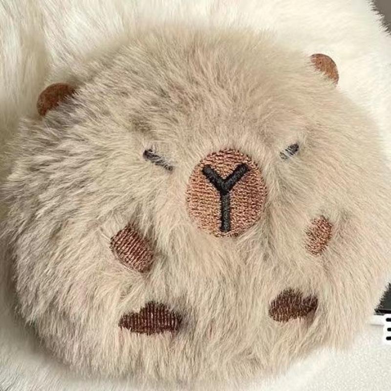 

Милый женский зимний набор с капибарой: Плюшевые перчатки и наушники с антифризом